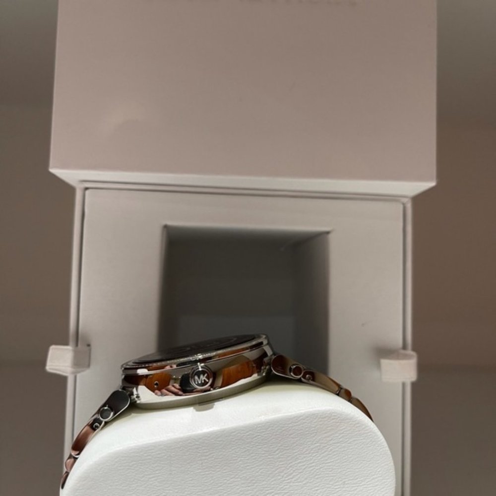 Brand New &Auth Michael Kors Smart Watch Silver - Picture 5 of 6